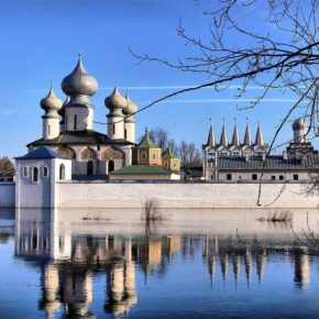 В Свято-Успенский Богородичный мужской монастырь г. Тихвина